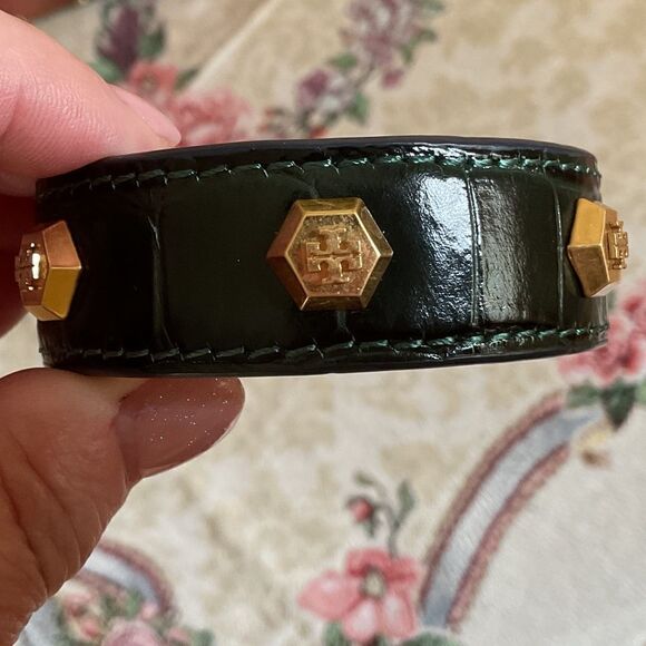 TORY BURCH LEATHER EMBOSSED GOLD MILLER LOGO BANGLE BRACELET NEW WITH BAG - Picture 2 of 13